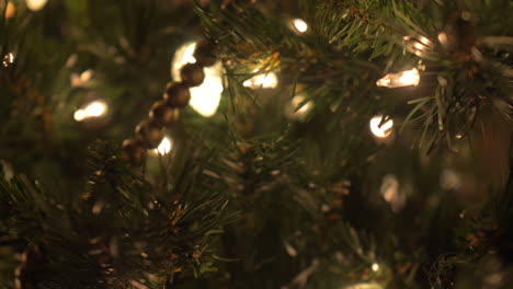 Weihnachtsbaumbeleuchtung-In-Abstrakter-Nahaufnahme,-Bokeh,-Schiebereglerbewegung,-Von-Rechts-Nach-Links