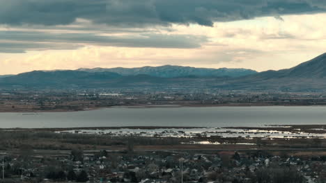 Luftaufnahme-Des-Stadtbildes-Von-Provo-Und-Utah-Lake