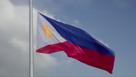 Gran-Bandera-Filipina-Ondeando-En-El-Viento-Contra-Un-Cielo-Parcialmente-Nublado-En-Cámara-Lenta-De-4k