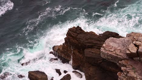 Das-Meer-Kracht-Gegen-Die-Felsige-Küste-In-Südafrika