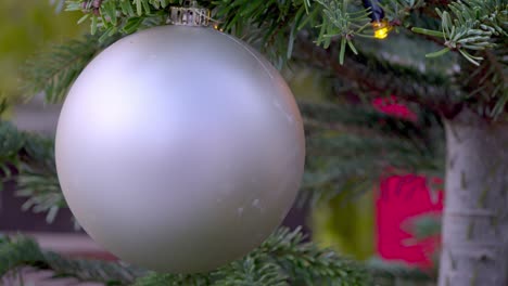 Weihnachtsdekoration-Hängt-An-Einem-Baum