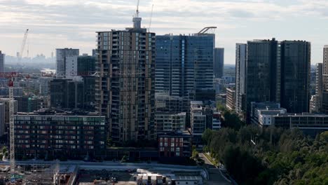 Urbane-Entwicklung:-Moderne-Wolkenkratzer-Schmücken-Das-Flussufer-Und-Bieten-Einen-Blick-Auf-Die-Ferne-Stadtsilhouette
