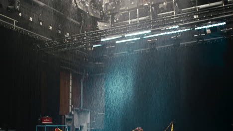 Eine-Spezialeffekt-Regenmaschine-In-Einem-Filmkinostudio-Mit-Einer-Decke-Voller-Filmlichter