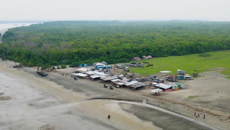 Seaside-Market-And-Beach-Near-The-Sundarbans-Mangrove-Forest-In-Kuakata,-Bangladesh