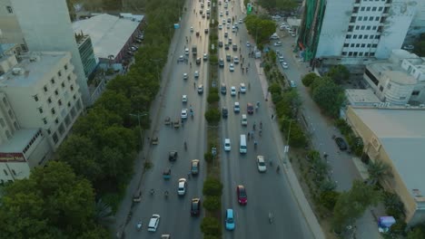 Karachi's-Shahrah-e-Faisal-road-Evening-traffic-Flow,-Pakistan