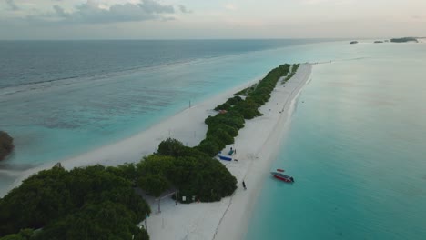 Eine-Atemberaubende-Luftaufnahme-Einer-Tropischen-Insel-Mit-Weißem-Strandsand-Und-Türkisfarbenem-Meer