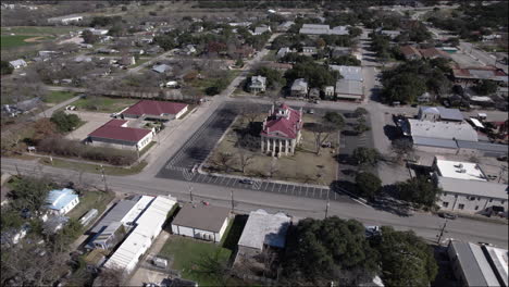 Toma-Aérea-Sobre-El-Histórico-Palacio-De-Justicia-En-Johnson-City,-Texas.