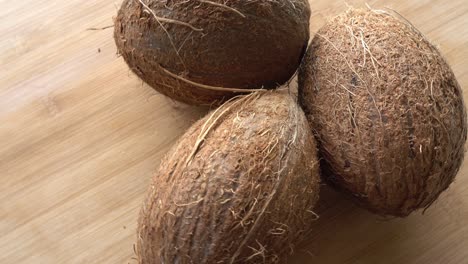 Kokosnuss-Hautnah-Auf-Holzhintergrund