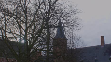 Felsen-Stein-Schloss-Palast-Ansicht-In-Den-Niederlanden-Holland-Holländischer-Hof-Mit-Traditioneller-Mittelalterlicher-Architektur