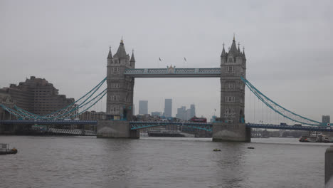 Düsternis-Des-Winters:-Tower-Bridge-An-Einem-Dunklen-Tag-In-London