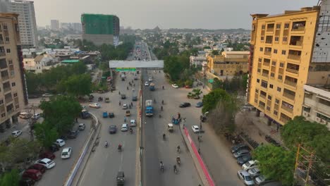 Concurrida-Carretera-Shaheed-e-millat,-Karachi,-Pakistán---Antena