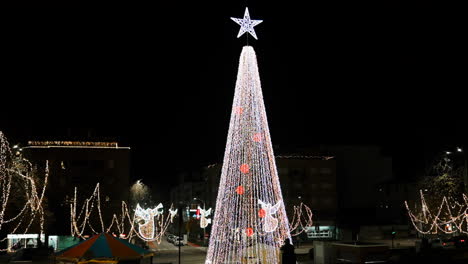 árbol-De-Navidad-Estrellado-Ilumina-La-Plaza-De-La-Ciudad-De-Noche
