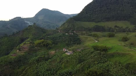 Vista-Aérea-De-Los-Exuberantes-Y-Montañosos-Alrededores-De-La-Ciudad-Jardín-En-La-Cordillera-De-Los-Andes-En-Colombia