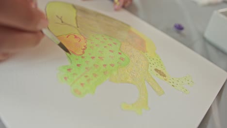 Artista-Agrega-Piezas-De-Retoque-A-Una-Obra-De-Arte-De-Acuarela-Con-Manchas-Amarillas-Vibrantes