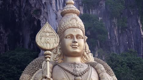Una-Estatua-Gigante-De-Oro-Cerca-De-Las-Cuevas-De-Batu-En-Malasia-Justo-Después-Del-Amanecer.