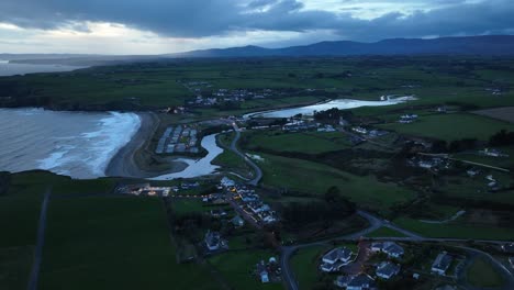 Nachtdrohnenanflug-Filmisches-Bunmahon-Village-Copper-Coast-Waterford-Irland-An-Einem-Winterabend-Mit-Neuer-Küstenwachestation
