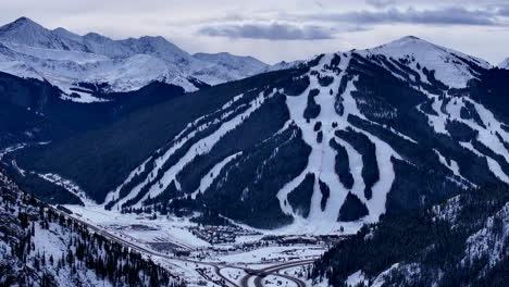 I70-Copper-Mountain-Leadville-Colorado-Winter-Dezember-Weihnachten-Luftbild-Drohne-Filmisch-Skipisten-Wanderwege-Entfernte-Landschaft-Silverthorne-Vail-Aspen-Zehn-Meilen-Reichweite-Wolkig-Rocky-Mountains-Langsam-Vorwärts