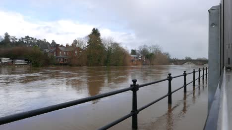 Fast-flowing-floodwater-in-the-River-Severn-at-Bewdley,-with-more-rain-falling
