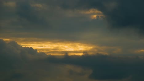 Sonnenuntergangshimmel-über-Wolken