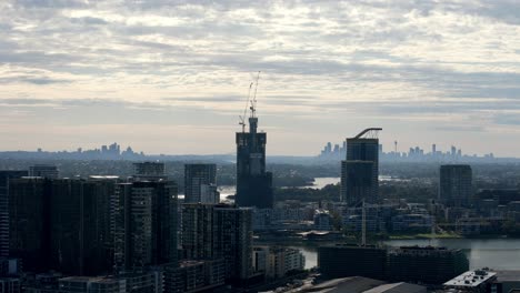Urbane-Entwicklung:-Moderne-Wolkenkratzer-Schmücken-Das-Flussufer-Und-Bieten-Einen-Blick-Auf-Die-Ferne-Stadtsilhouette