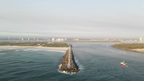 Gold-Coast-Seaway-Promenade,-Die-Sich-Im-Meer-Erstreckt-Und-über-Einen-Gemeinsamen-Rad--Und-Fußgängerweg-Verfügt