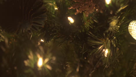 Eine-Nahaufnahme-Von-Weihnachtsbaumbeleuchtungen-Und--ornamenten,-Bokeh,-Selektiver-Fokus,-Makro,-Von-Links-Nach-Rechts