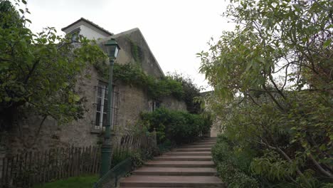 Geheimer-Garten-Im-Viertel-Montmartre-In-Paris