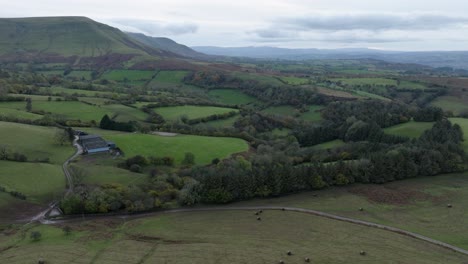 Wales-Ackerland-Brecon-Beacons-Trübes-Graues-Wetter-Luftlandschaft-Tal-Hügel