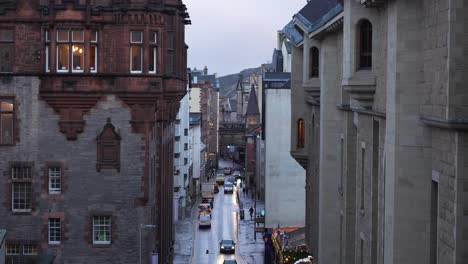 Narrow-street-in-Edinburgh-with-old-buildings
