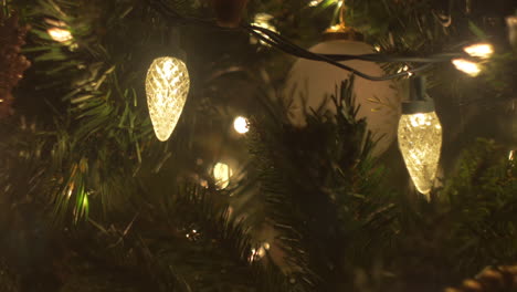 Eine-Nahaufnahme-Von-Weihnachtsbaumbeleuchtungen-Und--ornamenten,-Bokeh,-Selektiver-Fokus,-Makro,-Von-Links-Nach-Rechts