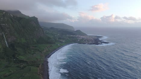 Increíble-Costa-De-La-Isla-De-Flores-En-Azores-Durante-La-Puesta-De-Sol,-Aérea