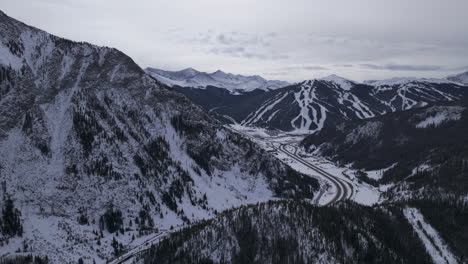 I70-Copper-Mountain-Leadville-Colorado-Winter-Dezember-Weihnachten-Luftbild-Drohne-Filmisch-Skipisten-Wanderwege-Entfernte-Landschaft-Silverthorne-Vail-Aspen-Zehn-Meilen-Reichweite-Wolkig-Rocky-Mountains-Vorwärts-Offenbaren