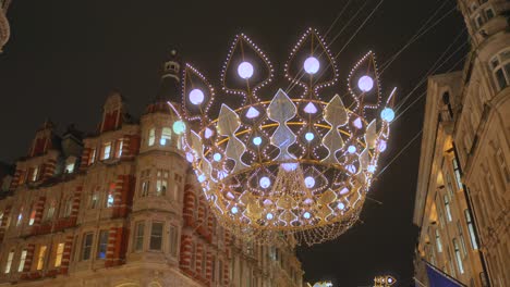 Helles-Kronensymbol-Aus-Weihnachtsbeleuchtung-In-London,-Das-über-Dem-Kopf-Hängt