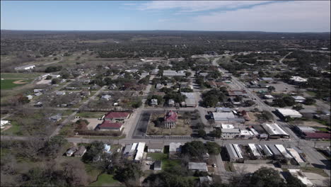 Aerial-Shot-over-the-historic-courthouse-in-Johnson-City,-Texas,-dolly-backwards