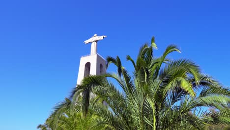 Increíble-Enorme-Estatua-Religiosa-De-Jesús,-Santuario-De-Cristo-Rey-De-Almada,-Portugal