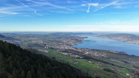 Luftaufnahme-Eines-Schweizer-Dorfes-In-Der-Nähe-Des-Zürichsees-Während-Eines-Tages-Mit-Blauem-Himmel