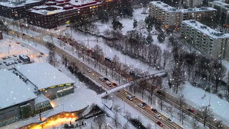 Atemberaubende-Winterschneeflocken,-Schneefall,-Innenstadt-Von-Helsinki,-Finnland