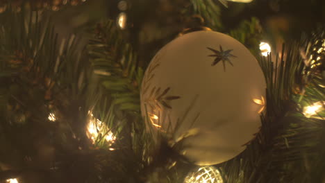 Weihnachtsbaumbeleuchtung-Und-Dekorationen,-Schieberegler,-Makro,-Bokeh,-Von-Rechts-Nach-Links