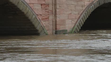 Der-Fluss-Severn-Steht-Im-Hochwasser-Und-Fließt-Um-Die-Brücke-Bei-Bewdley-Herum