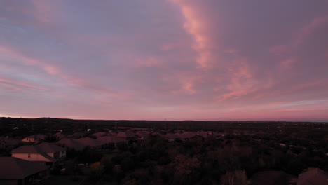 Luftaufnahme-über-Einem-Amerikanischen-Vorort-Bei-Sonnenuntergang,-Dolly-Vorwärts