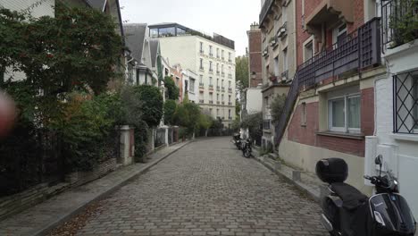 Calle-Parisina-Vacía-En-El-Distrito-De-Montmartre.
