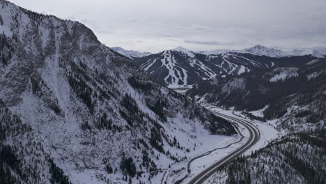 über-I70-Luftdrohne-Filmisch-Copper-Mountain-Leadville-Colorado-Winter-Dezember-Weihnachten-Skipisten-Wanderwege-Entfernte-Landschaft-Silverthorne-Vail-Aspen-Zehn-Meilen-Reichweite-Bewölkt-Felsige-Berge-Vorwärts