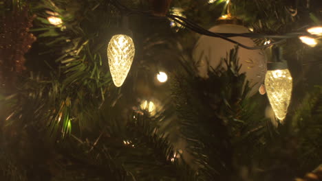 Weihnachtsbaumbeleuchtung-Und--schmuck,-Schiebereglerbewegung,-Makro,-Bokeh,-Von-Links-Nach-Rechts