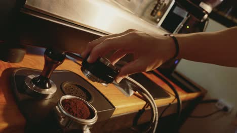 Kaffee-In-Der-Kaffeemaschine-Pressen