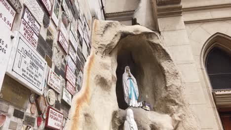 Wand-Der-Gebete,-Der-Unbefleckten-Jungfrau-Und-Der-Religiösen-Botschaften-In-Der-Christlichen-Kirche-In-Buenos-Aires,-Argentinien
