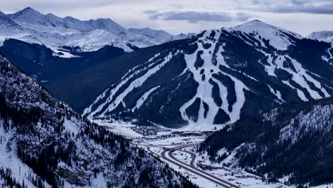 Skipisten-Wanderwege-Entfernt-I70-Copper-Mountain-Leadville-Colorado-Winter-Dezember-Weihnachten-Luftbild-Drohne-Filmische-Landschaft-Silverthorne-Vail-Aspen-Zehn-Meilen-Reichweite-Wolkig-Rocky-Mountains-Vorwärts-Offenbaren