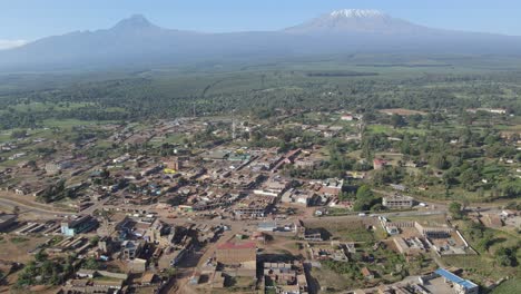 Tranquilo-Pueblo-Africano-En-El-Monte-Kilimanjaro,-Kenia,-Panorama-Aéreo