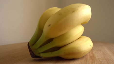 Racimo-De-Plátano-Girando-Sobre-Blanco