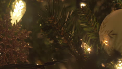Weihnachtsbaumbeleuchtungen-Und-Ornamente-In-Abstrakter-Nahaufnahme,-Bokeh,-Schieberegler