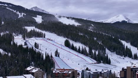 Beschneiung-Halfpipe-Big-Air-Jump-Ski-Snowboard-Gondel-Skilift-Luftaufnahme-Drohne-Filmisch-Copper-Mountain-Base-Colorado-Winter-Dezember-Weihnachten-Skipisten-Wanderwege-Landschaft-Rocky-Mountains-Kreis-Rechts
